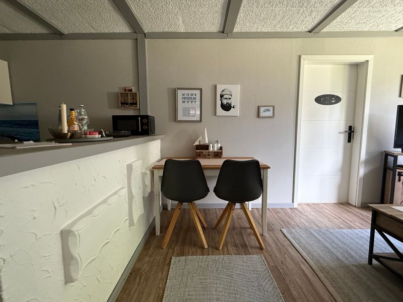 Esstisch mit zwei Stühlen neben dem Küchentresen