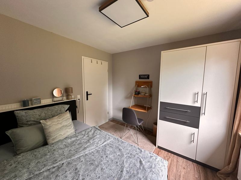 Zweites Schlafzimmer mit Bett, Kleiderschrank und kleinem Schreibplatz