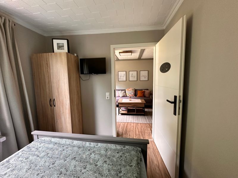 Blick aus dem Schlafzimmer in den Wohnbereich