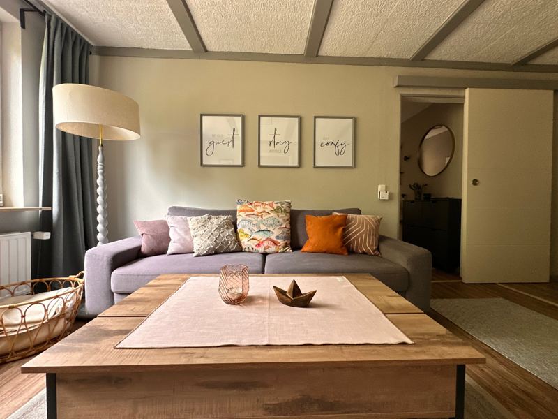 Sofa mit bunten Kissen und Couchtisch im Wohnbereich